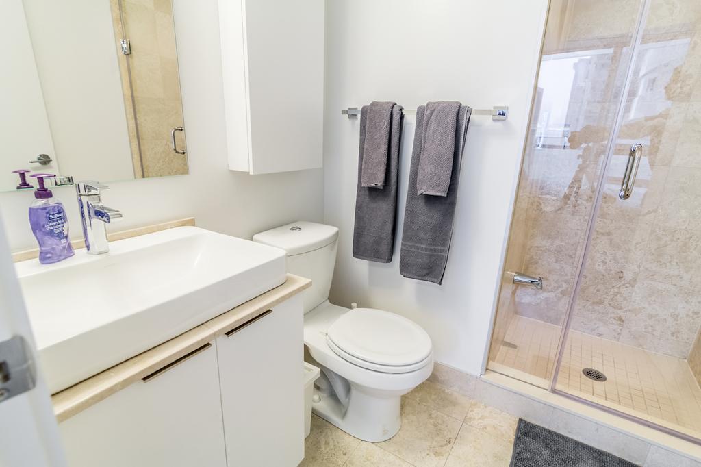 Aoc Suites - Two Bedroom Condo - City/Cn Tower View トロント エクステリア 写真